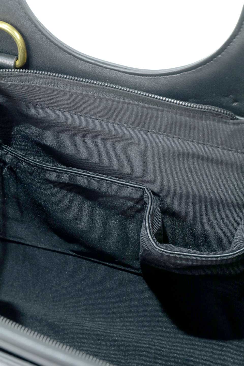 meliebiancoのDena(Black)ウーヴントートバッグ/海外ファッション好きにオススメのインポートバッグとかばん、MelieBianco（メリービアンコ）のバッグやトートバッグ。デナトップハンドルバッグはリサイクルされたビーガンレザーで作られたスタイリッシュでサステナブルなバッグです。どんな服装にも合わせやすいシンプルで洗練されたデザインで、内側にはジッパー付きポケットとスロットポケットが2つあります。/main-12