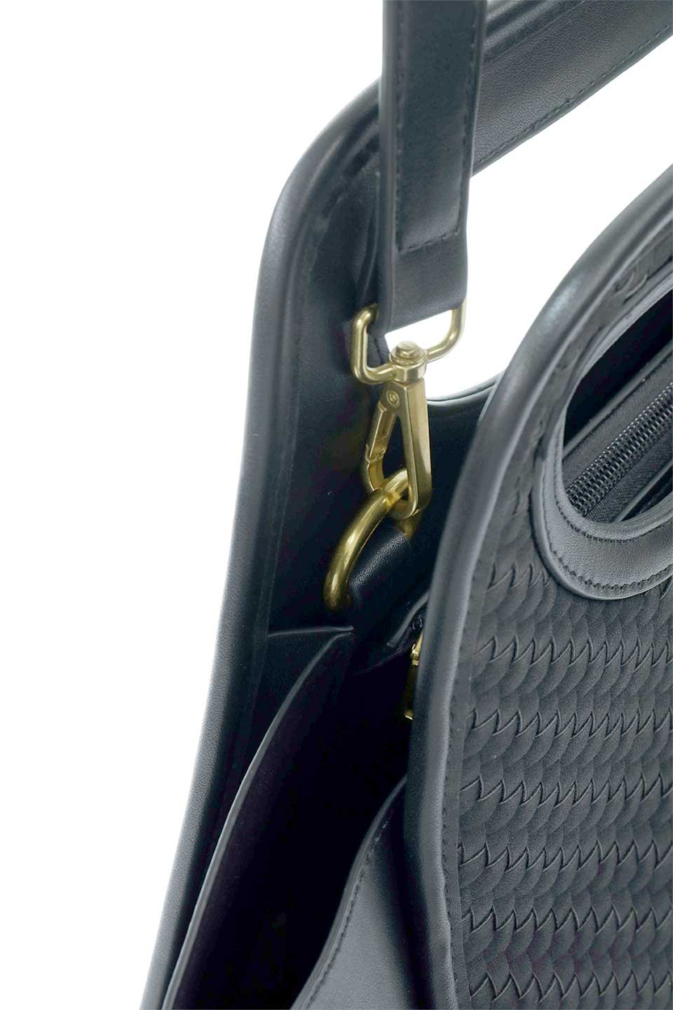 meliebiancoのDena(Black)ウーヴントートバッグ/海外ファッション好きにオススメのインポートバッグとかばん、MelieBianco（メリービアンコ）のバッグやトートバッグ。デナトップハンドルバッグはリサイクルされたビーガンレザーで作られたスタイリッシュでサステナブルなバッグです。どんな服装にも合わせやすいシンプルで洗練されたデザインで、内側にはジッパー付きポケットとスロットポケットが2つあります。/thumb-13