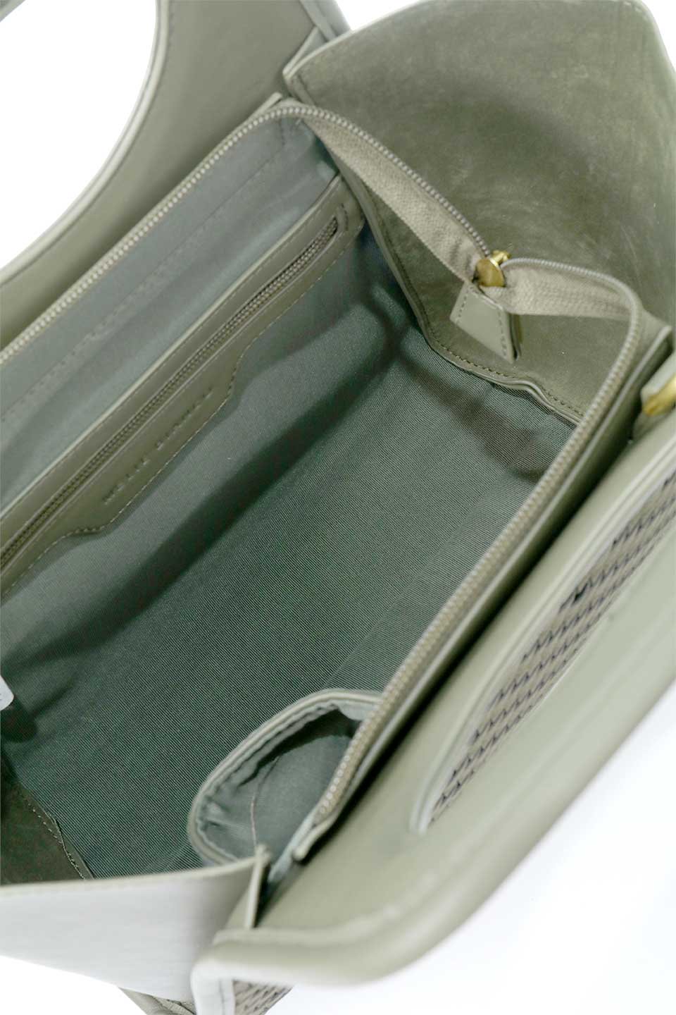 meliebiancoのDena(Olive)ウーヴントートバッグ/海外ファッション好きにオススメのインポートバッグとかばん、MelieBianco（メリービアンコ）のバッグやトートバッグ。デナトップハンドルバッグはリサイクルされたビーガンレザーで作られたスタイリッシュでサステナブルなバッグです。どんな服装にも合わせやすいシンプルで洗練されたデザインで、内側にはジッパー付きポケットとスロットポケットが2つあります。/main-10