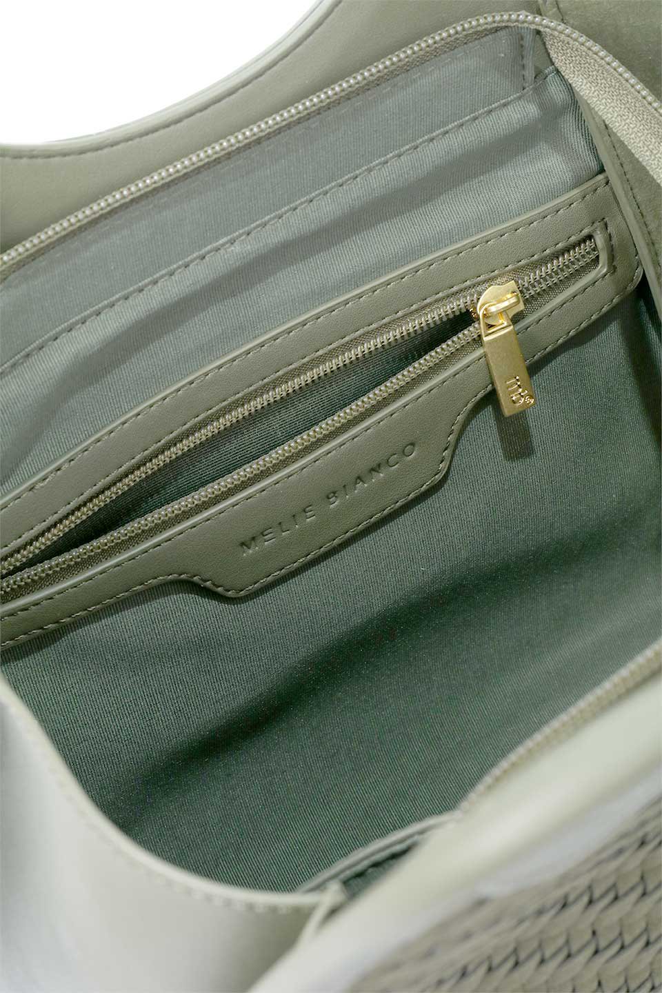 meliebiancoのDena(Olive)ウーヴントートバッグ/海外ファッション好きにオススメのインポートバッグとかばん、MelieBianco（メリービアンコ）のバッグやトートバッグ。デナトップハンドルバッグはリサイクルされたビーガンレザーで作られたスタイリッシュでサステナブルなバッグです。どんな服装にも合わせやすいシンプルで洗練されたデザインで、内側にはジッパー付きポケットとスロットポケットが2つあります。/main-11