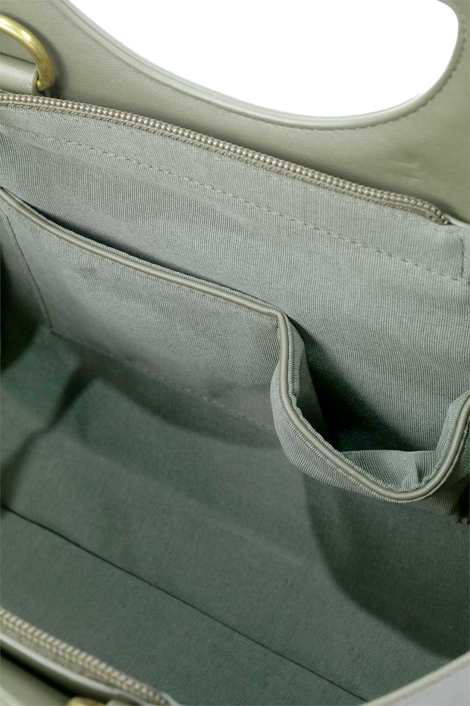 meliebiancoのDena(Olive)ウーヴントートバッグ/海外ファッション好きにオススメのインポートバッグとかばん、MelieBianco（メリービアンコ）のバッグやトートバッグ。デナトップハンドルバッグはリサイクルされたビーガンレザーで作られたスタイリッシュでサステナブルなバッグです。どんな服装にも合わせやすいシンプルで洗練されたデザインで、内側にはジッパー付きポケットとスロットポケットが2つあります。/main-12