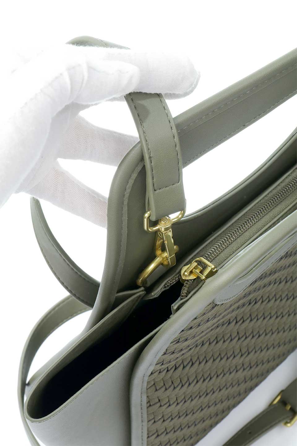 meliebiancoのDena(Olive)ウーヴントートバッグ/海外ファッション好きにオススメのインポートバッグとかばん、MelieBianco（メリービアンコ）のバッグやトートバッグ。デナトップハンドルバッグはリサイクルされたビーガンレザーで作られたスタイリッシュでサステナブルなバッグです。どんな服装にも合わせやすいシンプルで洗練されたデザインで、内側にはジッパー付きポケットとスロットポケットが2つあります。/thumb-13