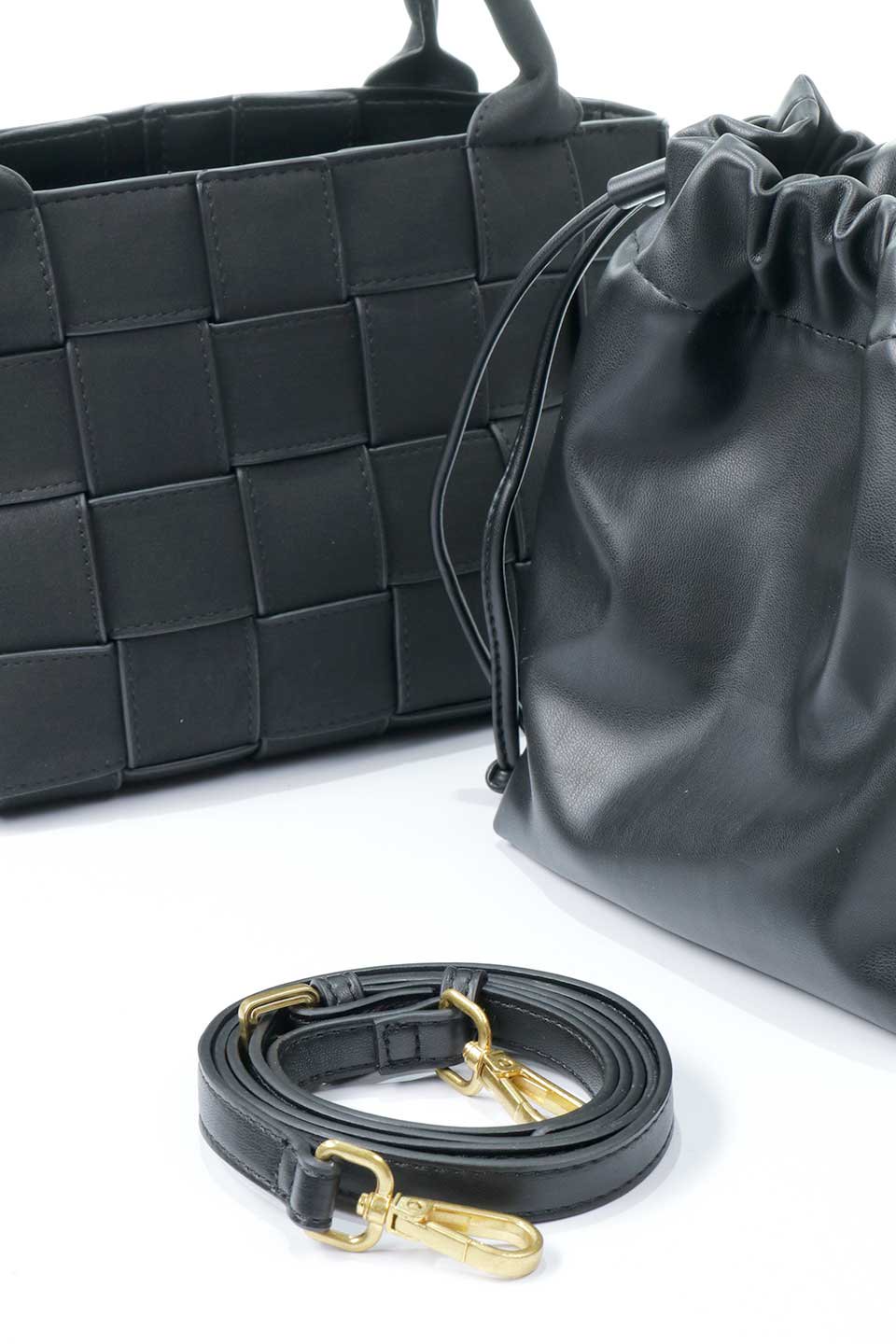 meliebiancoのLyndsey(Black)ワイドウーヴン・ハンドバッグ/海外ファッション好きにオススメのインポートバッグとかばん、MelieBianco（メリービアンコ）のバッグやハンドバッグ。ヴィーガンレザーを使用した編み込みの斜め掛けバッグのリンゼイは、ソフトなスエードのような仕上げで取り外し可能なポーチ付き。ポーチは共生地のドローコードとマグネットボタンで閉じることができます。/main-15