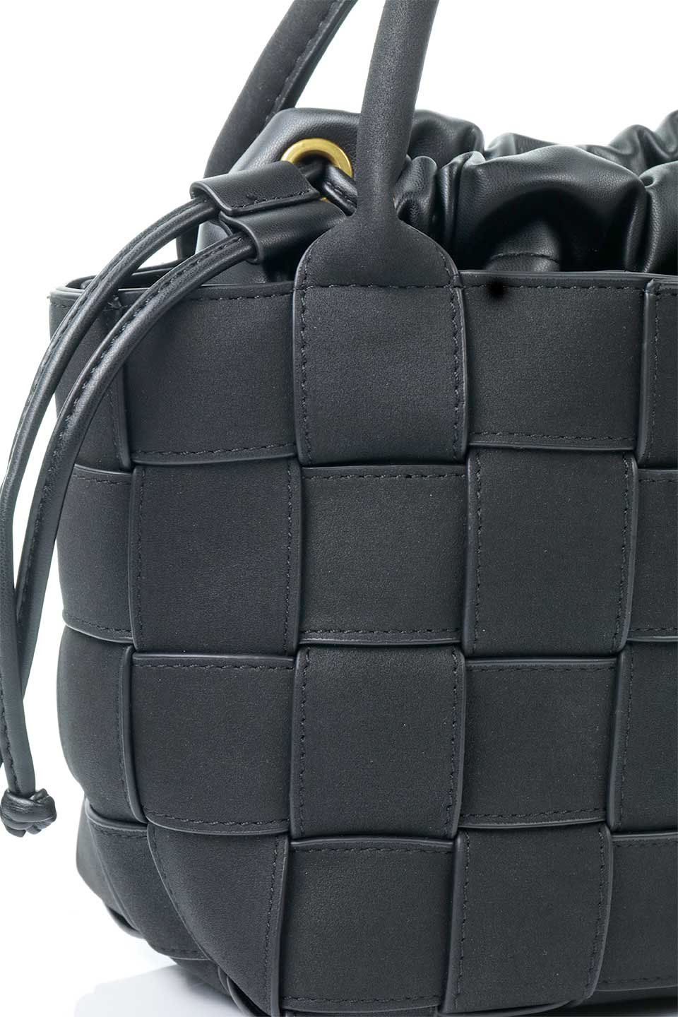 meliebiancoのLyndsey(Black)ワイドウーヴン・ハンドバッグ/海外ファッション好きにオススメのインポートバッグとかばん、MelieBianco（メリービアンコ）のバッグやハンドバッグ。ヴィーガンレザーを使用した編み込みの斜め掛けバッグのリンゼイは、ソフトなスエードのような仕上げで取り外し可能なポーチ付き。ポーチは共生地のドローコードとマグネットボタンで閉じることができます。/thumb-6