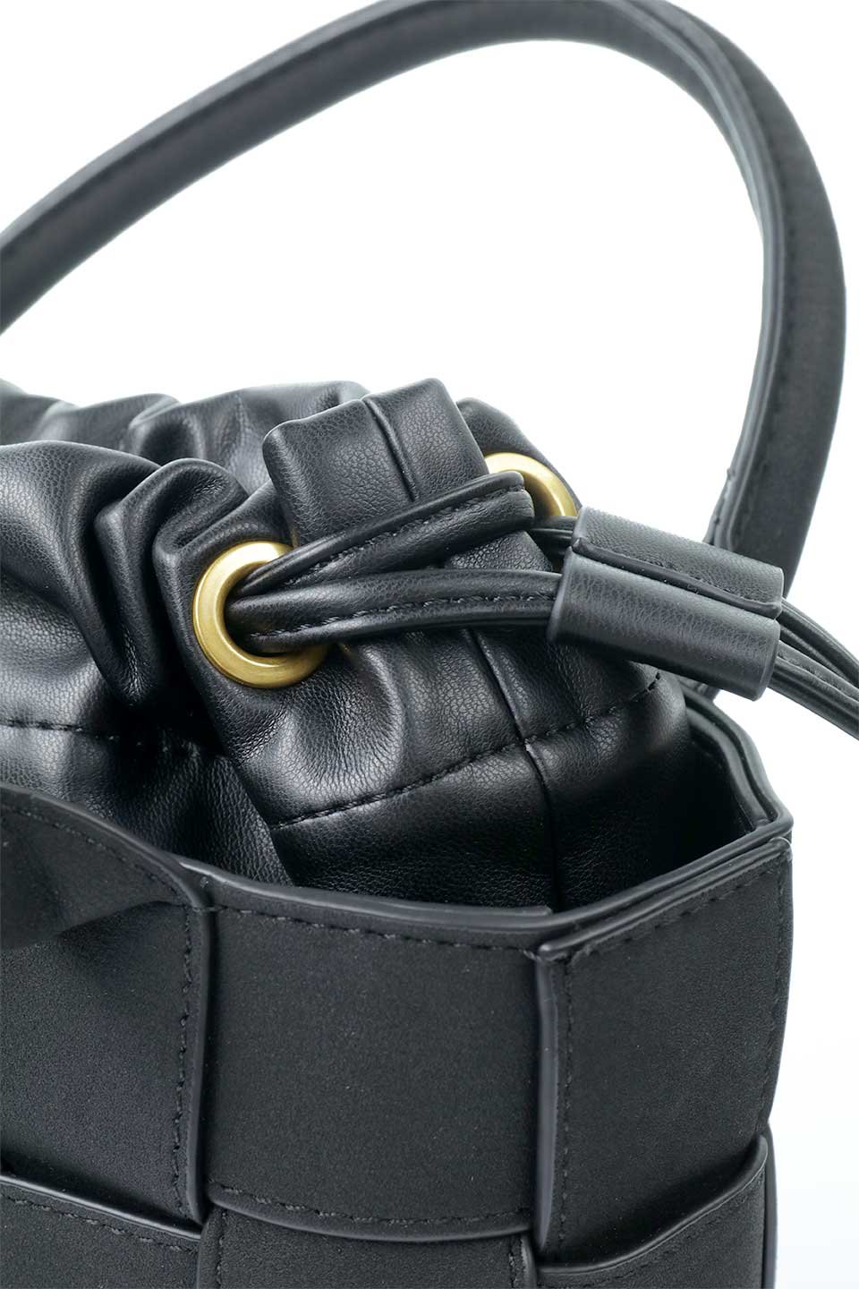 meliebiancoのLyndsey(Black)ワイドウーヴン・ハンドバッグ/海外ファッション好きにオススメのインポートバッグとかばん、MelieBianco（メリービアンコ）のバッグやハンドバッグ。ヴィーガンレザーを使用した編み込みの斜め掛けバッグのリンゼイは、ソフトなスエードのような仕上げで取り外し可能なポーチ付き。ポーチは共生地のドローコードとマグネットボタンで閉じることができます。/thumb-8