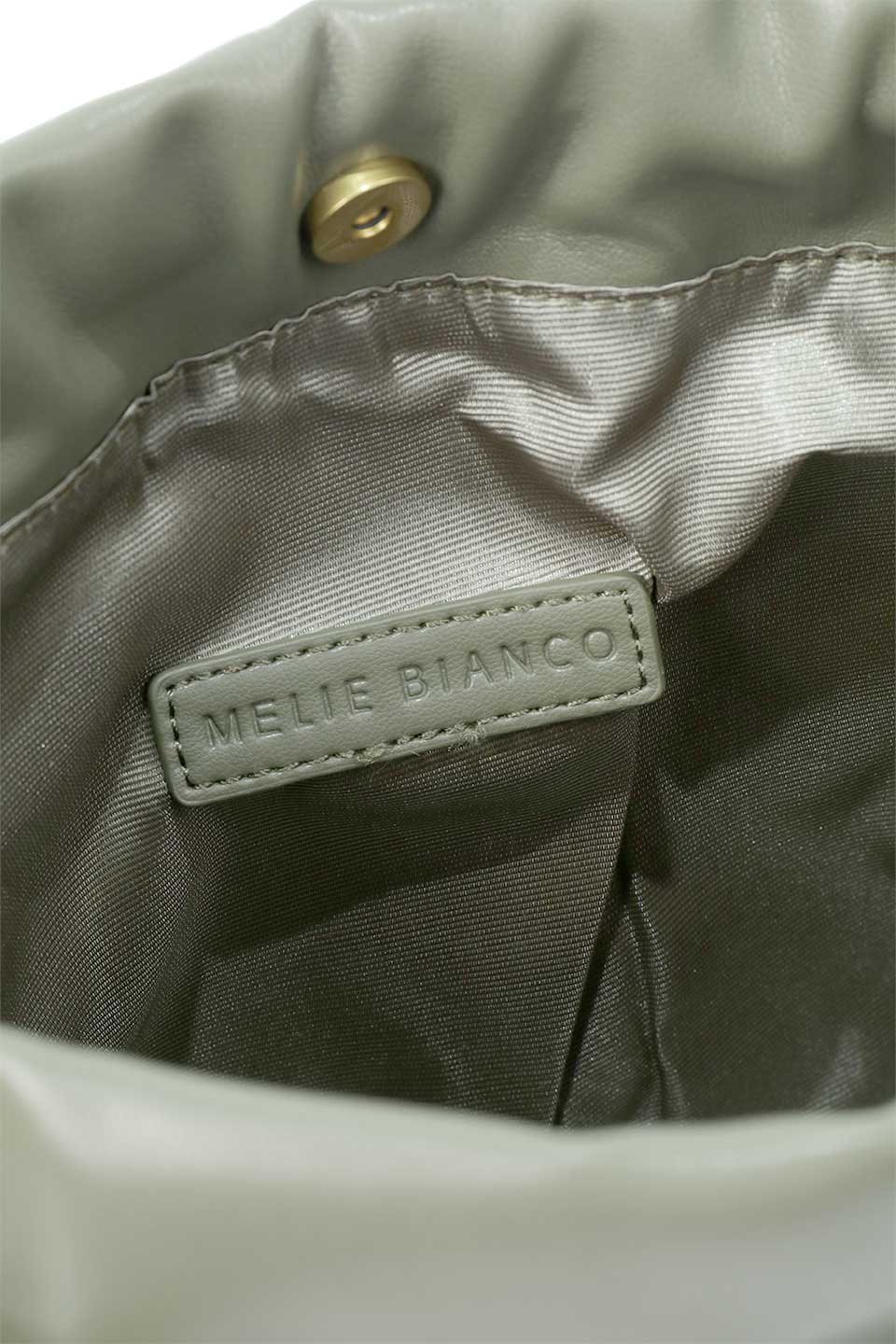 meliebiancoのLyndsey(Olive)ワイドウーヴン・ハンドバッグ/海外ファッション好きにオススメのインポートバッグとかばん、MelieBianco（メリービアンコ）のバッグやハンドバッグ。ヴィーガンレザーを使用した編み込みの斜め掛けバッグのリンゼイは、ソフトなスエードのような仕上げで取り外し可能なポーチ付き。ポーチは共生地のドローコードとマグネットボタンで閉じることができます。/main-10