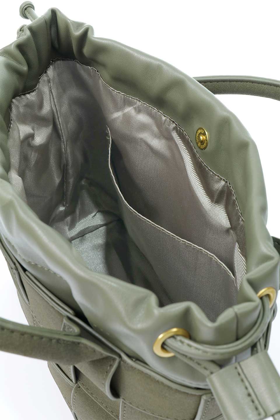 meliebiancoのLyndsey(Olive)ワイドウーヴン・ハンドバッグ/海外ファッション好きにオススメのインポートバッグとかばん、MelieBianco（メリービアンコ）のバッグやハンドバッグ。ヴィーガンレザーを使用した編み込みの斜め掛けバッグのリンゼイは、ソフトなスエードのような仕上げで取り外し可能なポーチ付き。ポーチは共生地のドローコードとマグネットボタンで閉じることができます。/main-11