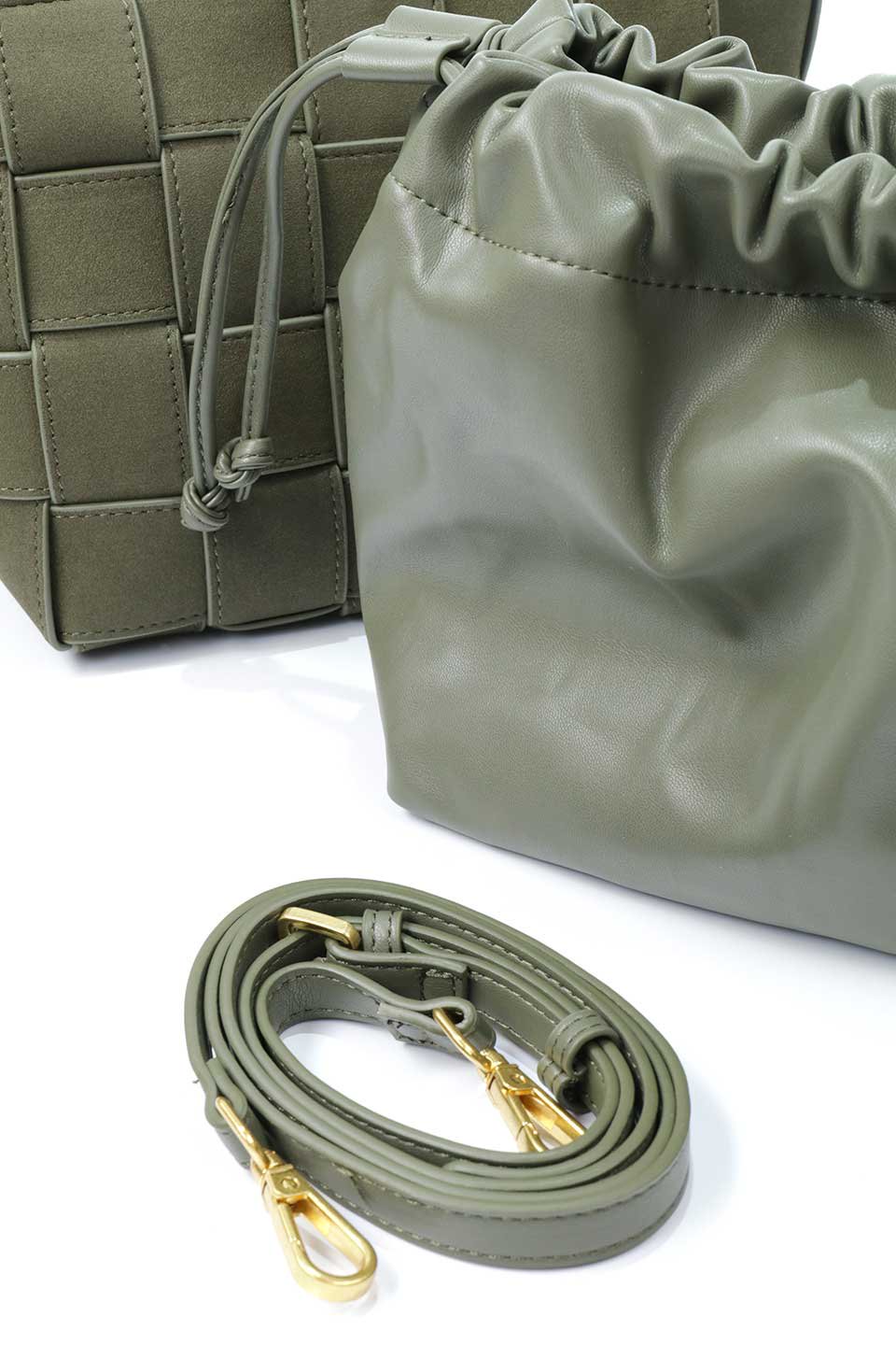 meliebiancoのLyndsey(Olive)ワイドウーヴン・ハンドバッグ/海外ファッション好きにオススメのインポートバッグとかばん、MelieBianco（メリービアンコ）のバッグやハンドバッグ。ヴィーガンレザーを使用した編み込みの斜め掛けバッグのリンゼイは、ソフトなスエードのような仕上げで取り外し可能なポーチ付き。ポーチは共生地のドローコードとマグネットボタンで閉じることができます。/main-15