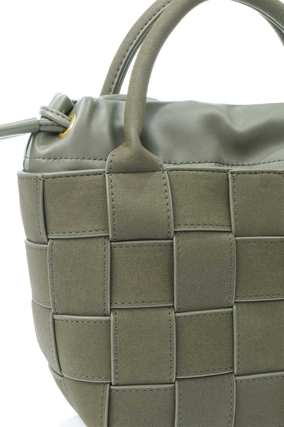 meliebiancoのLyndsey(Olive)ワイドウーヴン・ハンドバッグ/海外ファッション好きにオススメのインポートバッグとかばん、MelieBianco（メリービアンコ）のバッグやハンドバッグ。ヴィーガンレザーを使用した編み込みの斜め掛けバッグのリンゼイは、ソフトなスエードのような仕上げで取り外し可能なポーチ付き。ポーチは共生地のドローコードとマグネットボタンで閉じることができます。/main-6