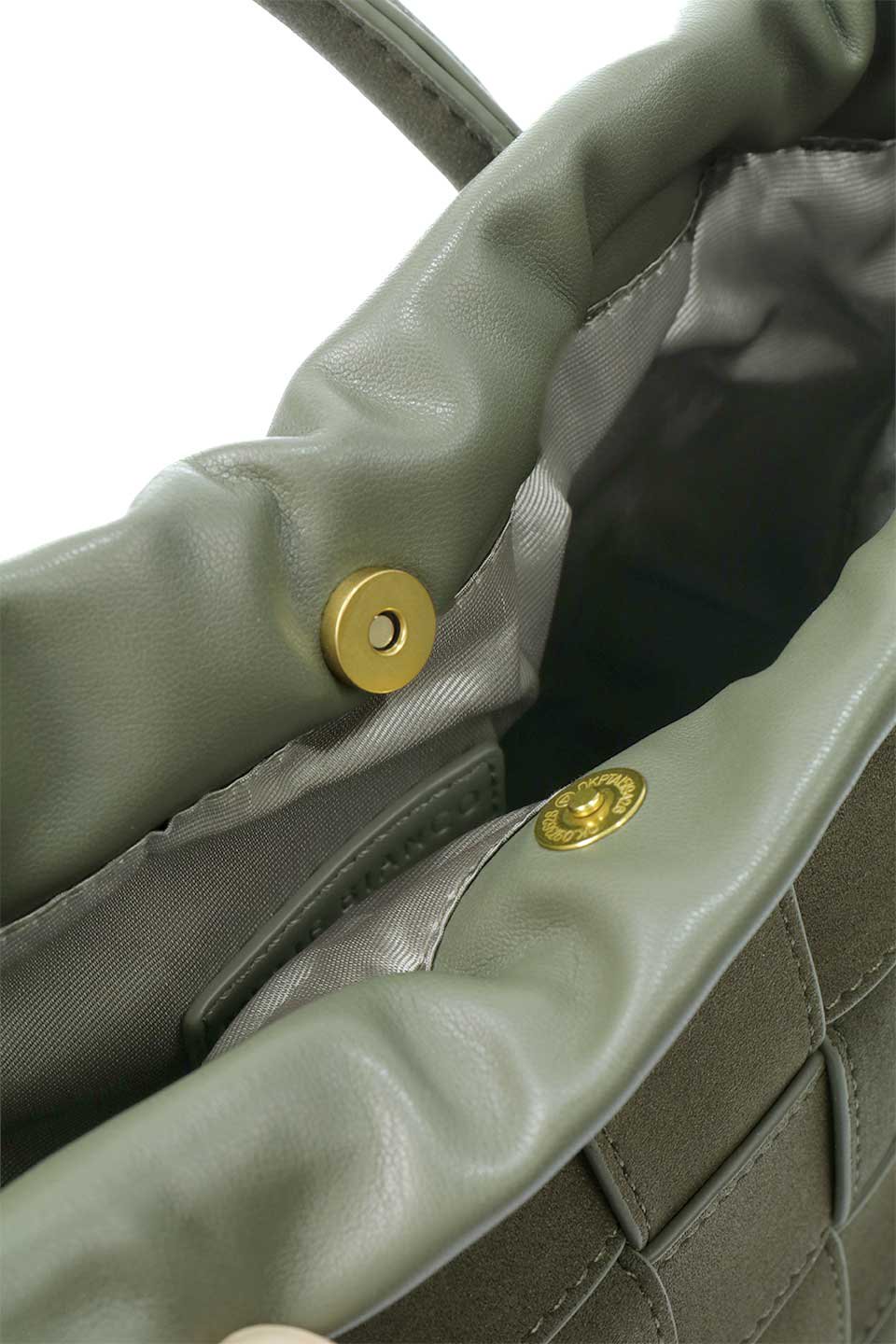meliebiancoのLyndsey(Olive)ワイドウーヴン・ハンドバッグ/海外ファッション好きにオススメのインポートバッグとかばん、MelieBianco（メリービアンコ）のバッグやハンドバッグ。ヴィーガンレザーを使用した編み込みの斜め掛けバッグのリンゼイは、ソフトなスエードのような仕上げで取り外し可能なポーチ付き。ポーチは共生地のドローコードとマグネットボタンで閉じることができます。/main-9