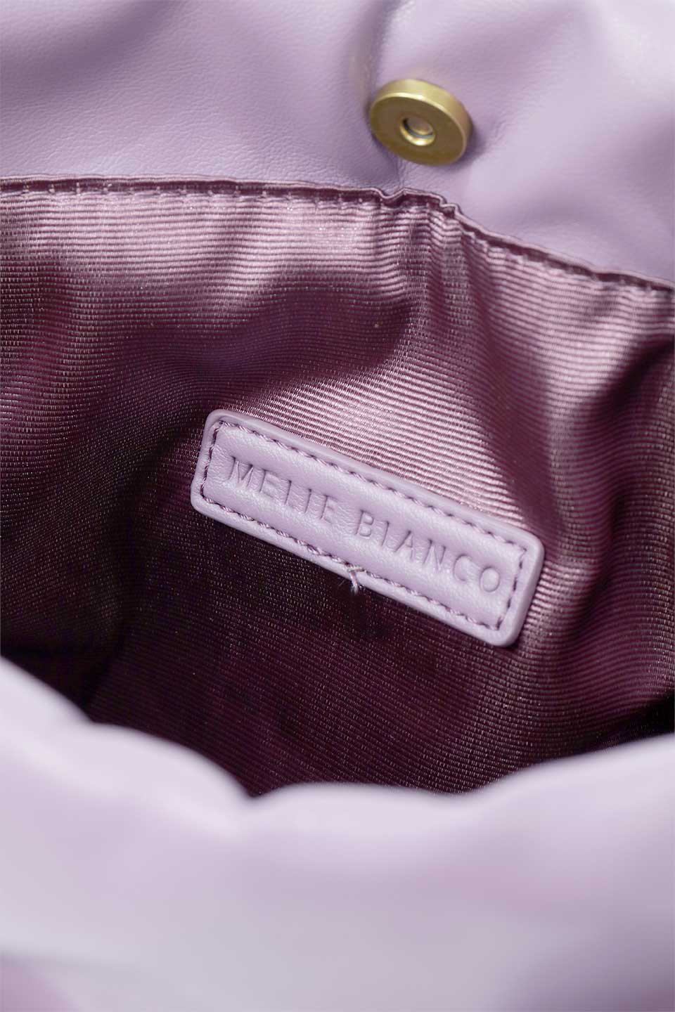 meliebiancoのLyndsey(Lavender)ワイドウーヴン・ハンドバッグ/海外ファッション好きにオススメのインポートバッグとかばん、MelieBianco（メリービアンコ）のバッグやハンドバッグ。ヴィーガンレザーを使用した編み込みの斜め掛けバッグのリンゼイは、ソフトなスエードのような仕上げで取り外し可能なポーチ付き。ポーチは共生地のドローコードとマグネットボタンで閉じることができます。/thumb-10