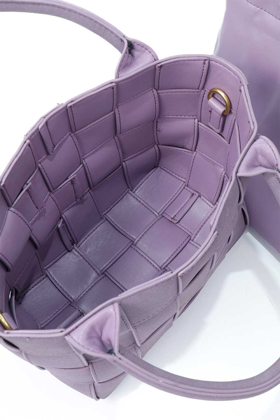 meliebiancoのLyndsey(Lavender)ワイドウーヴン・ハンドバッグ/海外ファッション好きにオススメのインポートバッグとかばん、MelieBianco（メリービアンコ）のバッグやハンドバッグ。ヴィーガンレザーを使用した編み込みの斜め掛けバッグのリンゼイは、ソフトなスエードのような仕上げで取り外し可能なポーチ付き。ポーチは共生地のドローコードとマグネットボタンで閉じることができます。/thumb-11