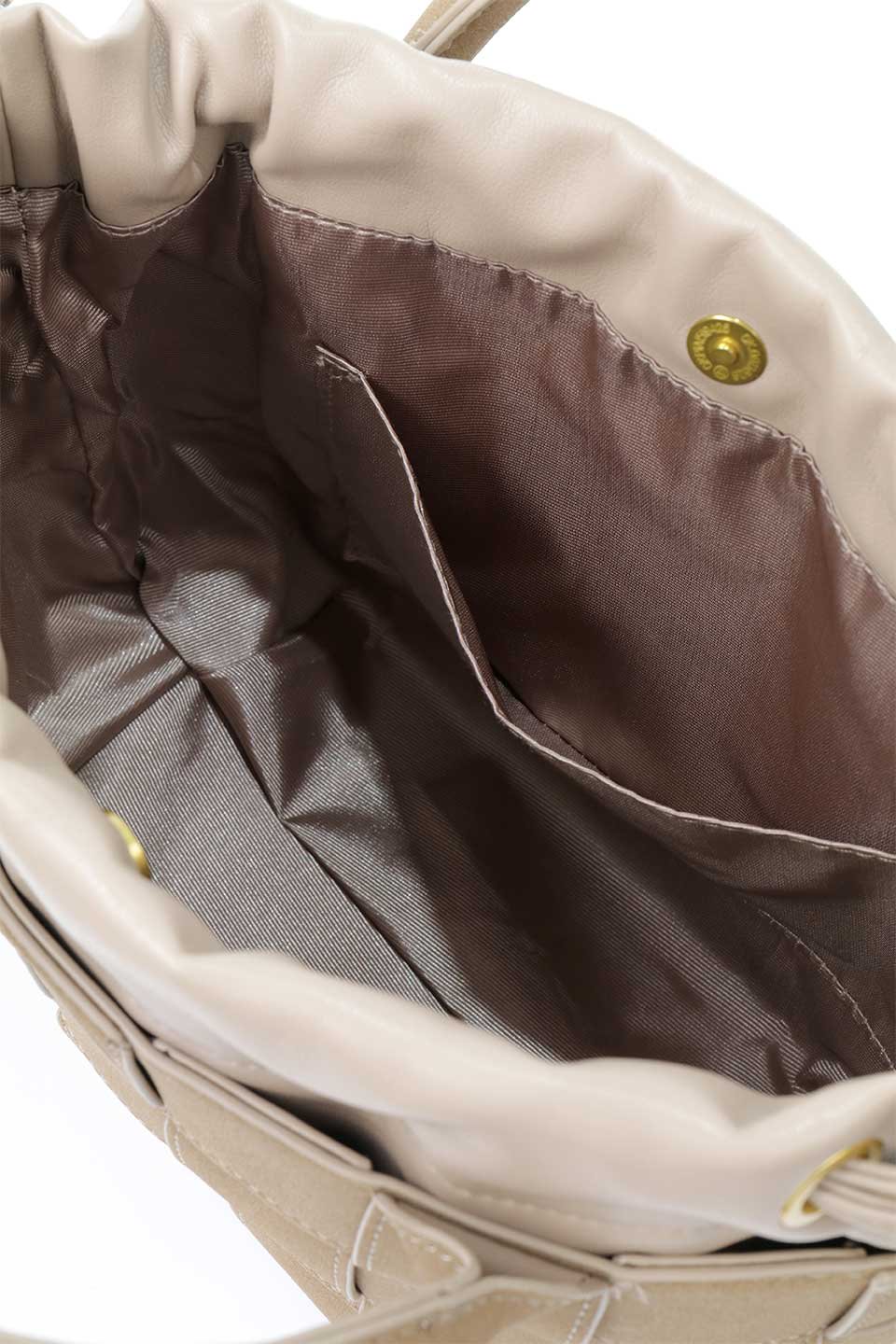 meliebiancoのLyndsey(Taupe)ワイドウーヴン・ハンドバッグ/海外ファッション好きにオススメのインポートバッグとかばん、MelieBianco（メリービアンコ）のバッグやハンドバッグ。ヴィーガンレザーを使用した編み込みの斜め掛けバッグのリンゼイは、ソフトなスエードのような仕上げで取り外し可能なポーチ付き。ポーチは共生地のドローコードとマグネットボタンで閉じることができます。/main-10
