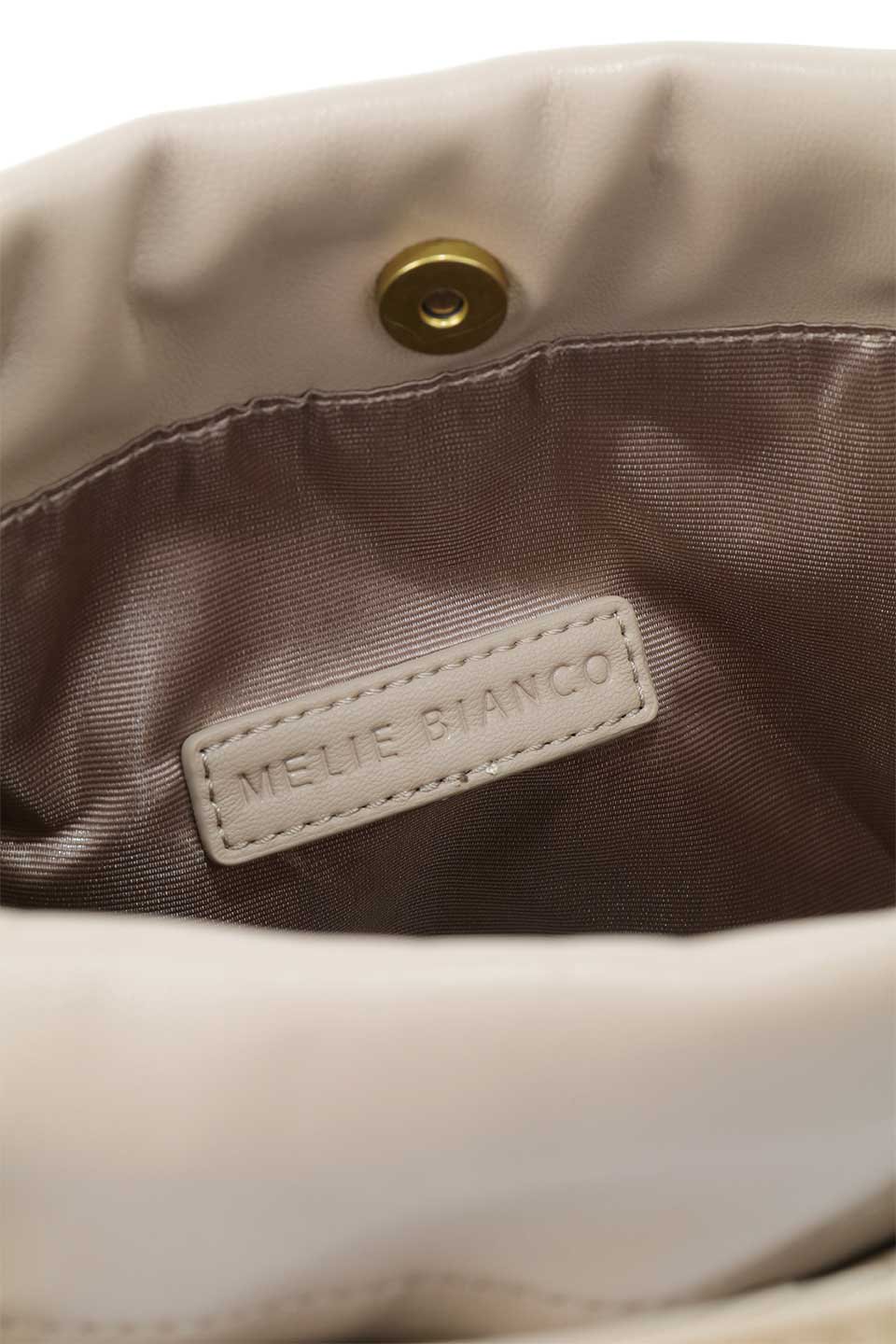 meliebiancoのLyndsey(Taupe)ワイドウーヴン・ハンドバッグ/海外ファッション好きにオススメのインポートバッグとかばん、MelieBianco（メリービアンコ）のバッグやハンドバッグ。ヴィーガンレザーを使用した編み込みの斜め掛けバッグのリンゼイは、ソフトなスエードのような仕上げで取り外し可能なポーチ付き。ポーチは共生地のドローコードとマグネットボタンで閉じることができます。/thumb-11