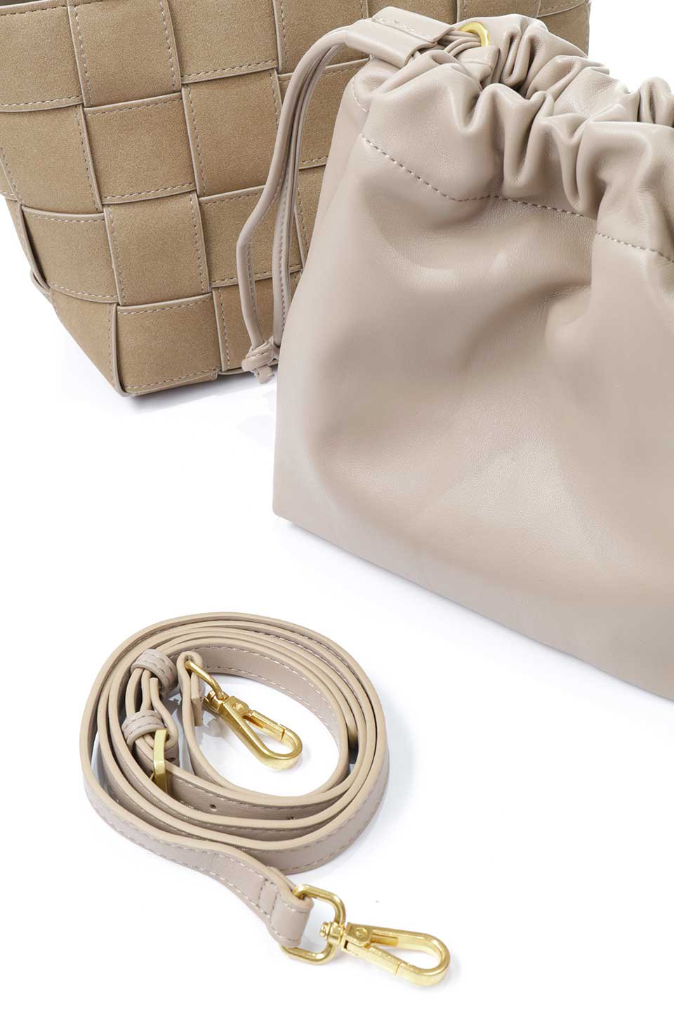 meliebiancoのLyndsey(Taupe)ワイドウーヴン・ハンドバッグ/海外ファッション好きにオススメのインポートバッグとかばん、MelieBianco（メリービアンコ）のバッグやハンドバッグ。ヴィーガンレザーを使用した編み込みの斜め掛けバッグのリンゼイは、ソフトなスエードのような仕上げで取り外し可能なポーチ付き。ポーチは共生地のドローコードとマグネットボタンで閉じることができます。/main-14