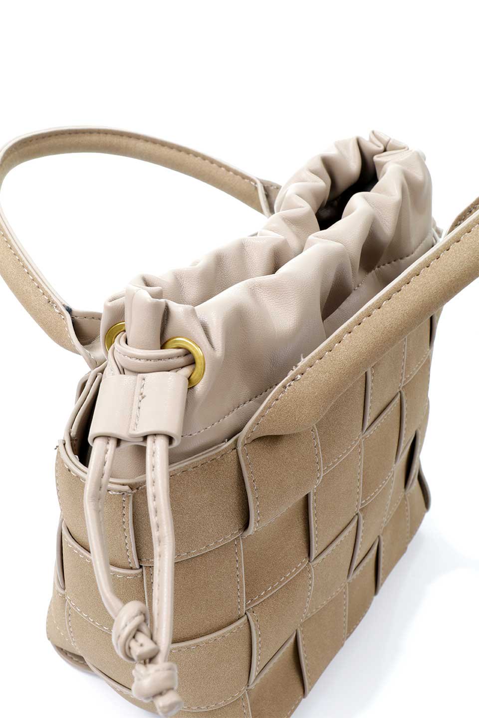 meliebiancoのLyndsey(Taupe)ワイドウーヴン・ハンドバッグ/海外ファッション好きにオススメのインポートバッグとかばん、MelieBianco（メリービアンコ）のバッグやハンドバッグ。ヴィーガンレザーを使用した編み込みの斜め掛けバッグのリンゼイは、ソフトなスエードのような仕上げで取り外し可能なポーチ付き。ポーチは共生地のドローコードとマグネットボタンで閉じることができます。/main-8