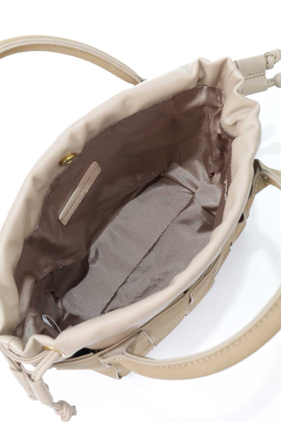 meliebiancoのLyndsey(Taupe)ワイドウーヴン・ハンドバッグ/海外ファッション好きにオススメのインポートバッグとかばん、MelieBianco（メリービアンコ）のバッグやハンドバッグ。ヴィーガンレザーを使用した編み込みの斜め掛けバッグのリンゼイは、ソフトなスエードのような仕上げで取り外し可能なポーチ付き。ポーチは共生地のドローコードとマグネットボタンで閉じることができます。/thumb-9
