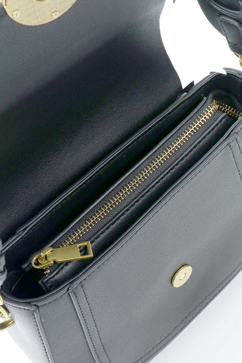 meliebiancoのDarlene(Black)ヴィンテージ風・ショルダーバッグ/海外ファッション好きにオススメのインポートバッグとかばん、MelieBianco（メリービアンコ）のバッグやショルダーバッグ。ダレルンは高品質なレザーハンドバッグを製造するのと同じ技術を使用して作られたショルダーバッグ。ショルダーストラップに施されたステッチとオーバーサイズのゴールドのアクセントがモダンなデザインとヴィンテージのディテールの調和したバランスを生み出しています。/thumb-10