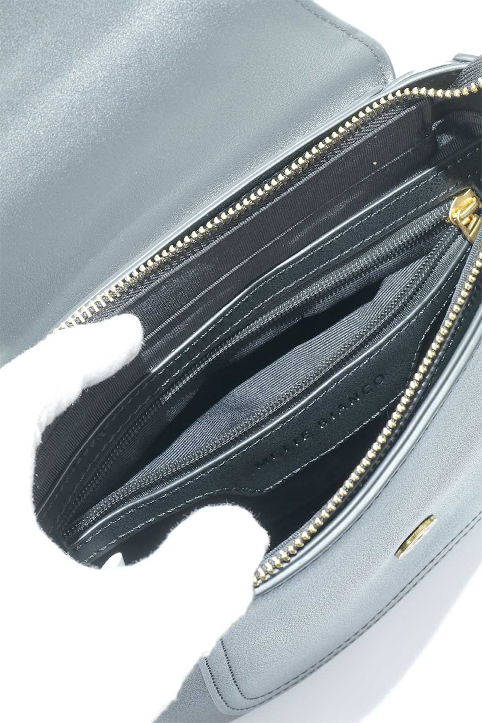 meliebiancoのDarlene(Black)ヴィンテージ風・ショルダーバッグ/海外ファッション好きにオススメのインポートバッグとかばん、MelieBianco（メリービアンコ）のバッグやショルダーバッグ。ダレルンは高品質なレザーハンドバッグを製造するのと同じ技術を使用して作られたショルダーバッグ。ショルダーストラップに施されたステッチとオーバーサイズのゴールドのアクセントがモダンなデザインとヴィンテージのディテールの調和したバランスを生み出しています。/thumb-11