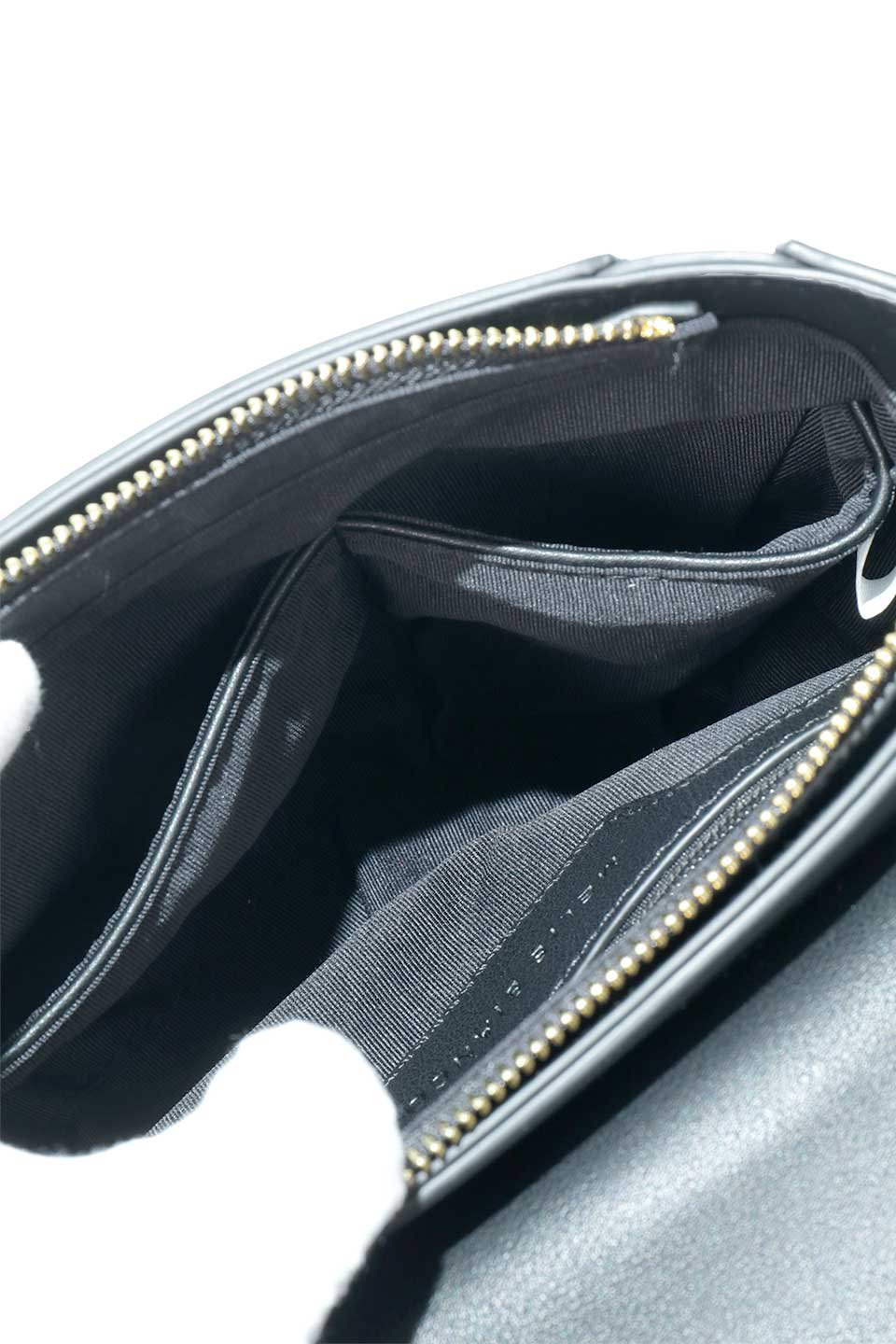 meliebiancoのDarlene(Black)ヴィンテージ風・ショルダーバッグ/海外ファッション好きにオススメのインポートバッグとかばん、MelieBianco（メリービアンコ）のバッグやショルダーバッグ。ダレルンは高品質なレザーハンドバッグを製造するのと同じ技術を使用して作られたショルダーバッグ。ショルダーストラップに施されたステッチとオーバーサイズのゴールドのアクセントがモダンなデザインとヴィンテージのディテールの調和したバランスを生み出しています。/thumb-12