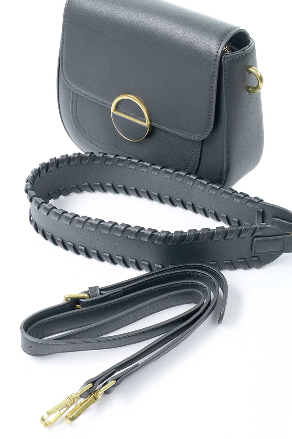 meliebiancoのDarlene(Black)ヴィンテージ風・ショルダーバッグ/海外ファッション好きにオススメのインポートバッグとかばん、MelieBianco（メリービアンコ）のバッグやショルダーバッグ。ダレルンは高品質なレザーハンドバッグを製造するのと同じ技術を使用して作られたショルダーバッグ。ショルダーストラップに施されたステッチとオーバーサイズのゴールドのアクセントがモダンなデザインとヴィンテージのディテールの調和したバランスを生み出しています。/main-13