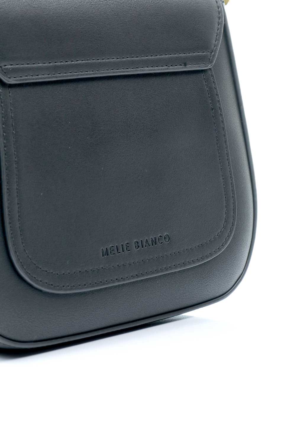 meliebiancoのDarlene(Black)ヴィンテージ風・ショルダーバッグ/海外ファッション好きにオススメのインポートバッグとかばん、MelieBianco（メリービアンコ）のバッグやショルダーバッグ。ダレルンは高品質なレザーハンドバッグを製造するのと同じ技術を使用して作られたショルダーバッグ。ショルダーストラップに施されたステッチとオーバーサイズのゴールドのアクセントがモダンなデザインとヴィンテージのディテールの調和したバランスを生み出しています。/main-9