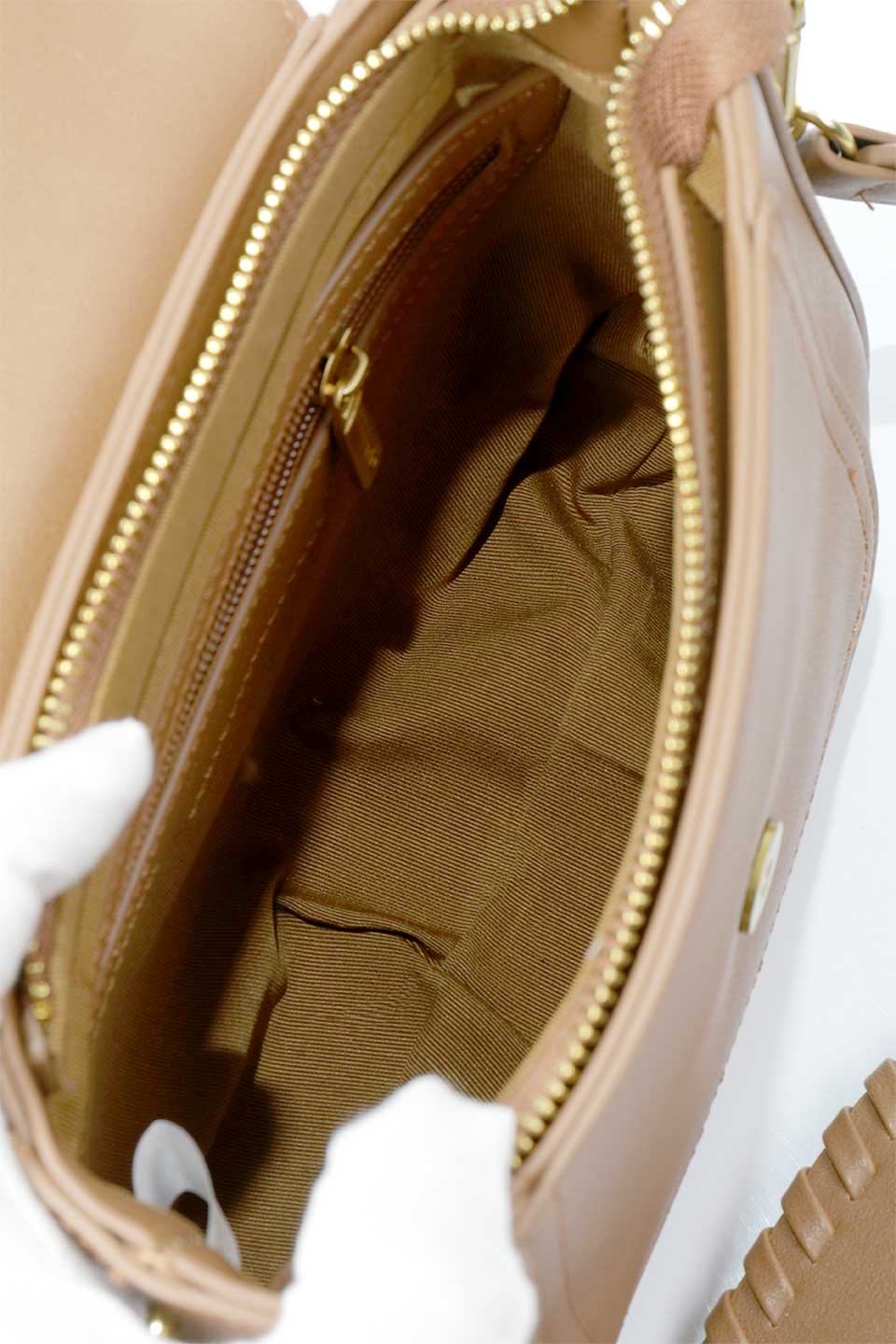 meliebiancoのDarlene(Saddle)ヴィンテージ風・ショルダーバッグ/海外ファッション好きにオススメのインポートバッグとかばん、MelieBianco（メリービアンコ）のバッグやショルダーバッグ。ダレルンは高品質なレザーハンドバッグを製造するのと同じ技術を使用して作られたショルダーバッグ。ショルダーストラップに施されたステッチとオーバーサイズのゴールドのアクセントがモダンなデザインとヴィンテージのディテールの調和したバランスを生み出しています。/main-10