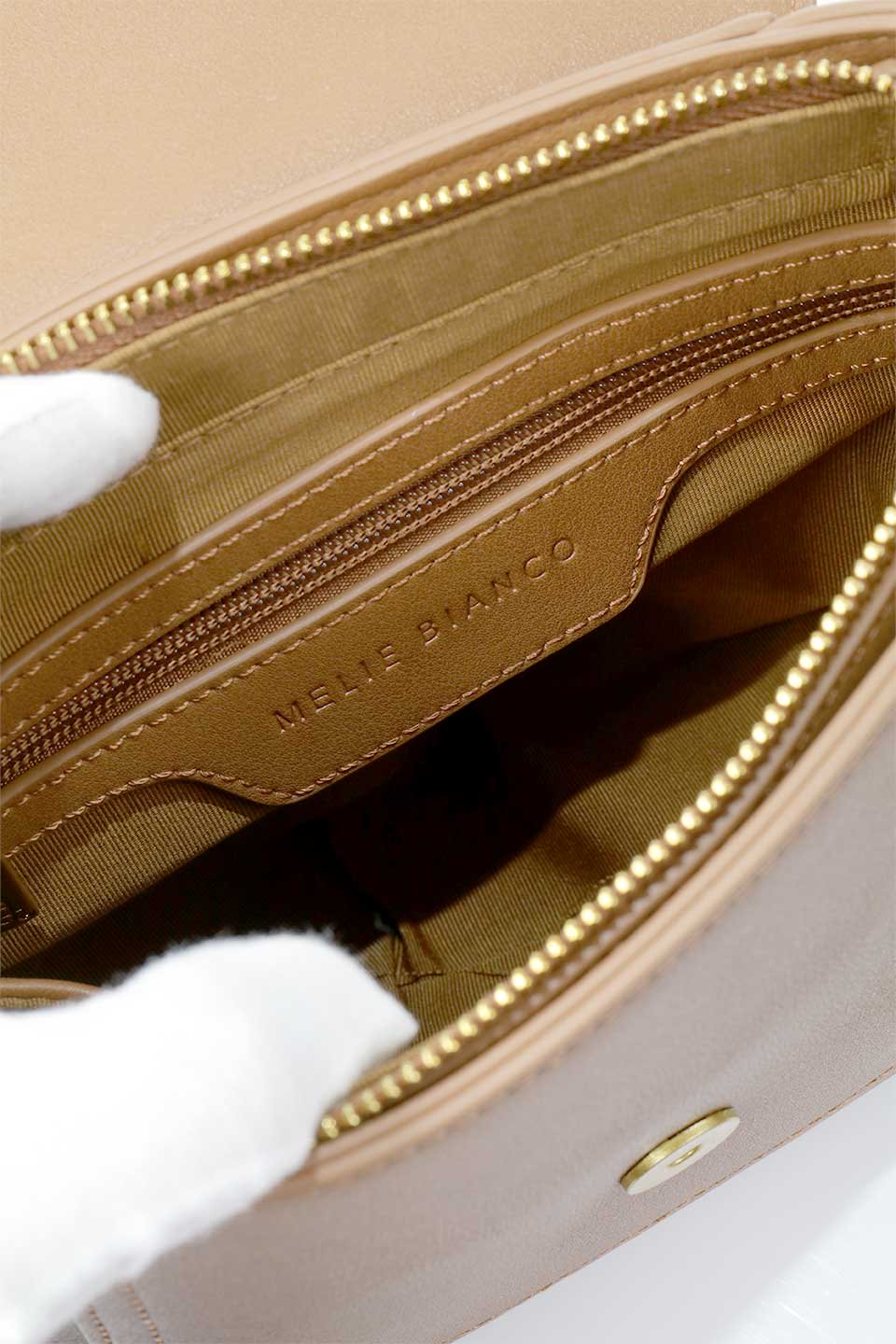 meliebiancoのDarlene(Saddle)ヴィンテージ風・ショルダーバッグ/海外ファッション好きにオススメのインポートバッグとかばん、MelieBianco（メリービアンコ）のバッグやショルダーバッグ。ダレルンは高品質なレザーハンドバッグを製造するのと同じ技術を使用して作られたショルダーバッグ。ショルダーストラップに施されたステッチとオーバーサイズのゴールドのアクセントがモダンなデザインとヴィンテージのディテールの調和したバランスを生み出しています。/main-11