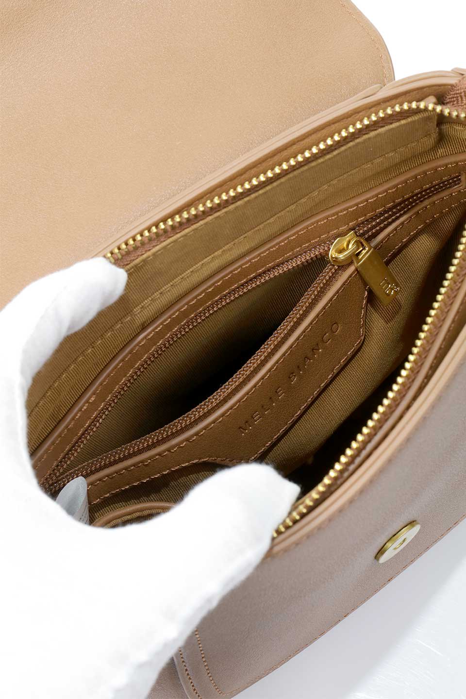 meliebiancoのDarlene(Saddle)ヴィンテージ風・ショルダーバッグ/海外ファッション好きにオススメのインポートバッグとかばん、MelieBianco（メリービアンコ）のバッグやショルダーバッグ。ダレルンは高品質なレザーハンドバッグを製造するのと同じ技術を使用して作られたショルダーバッグ。ショルダーストラップに施されたステッチとオーバーサイズのゴールドのアクセントがモダンなデザインとヴィンテージのディテールの調和したバランスを生み出しています。/thumb-12