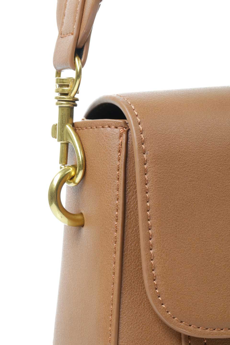 meliebiancoのDarlene(Saddle)ヴィンテージ風・ショルダーバッグ/海外ファッション好きにオススメのインポートバッグとかばん、MelieBianco（メリービアンコ）のバッグやショルダーバッグ。ダレルンは高品質なレザーハンドバッグを製造するのと同じ技術を使用して作られたショルダーバッグ。ショルダーストラップに施されたステッチとオーバーサイズのゴールドのアクセントがモダンなデザインとヴィンテージのディテールの調和したバランスを生み出しています。/thumb-6