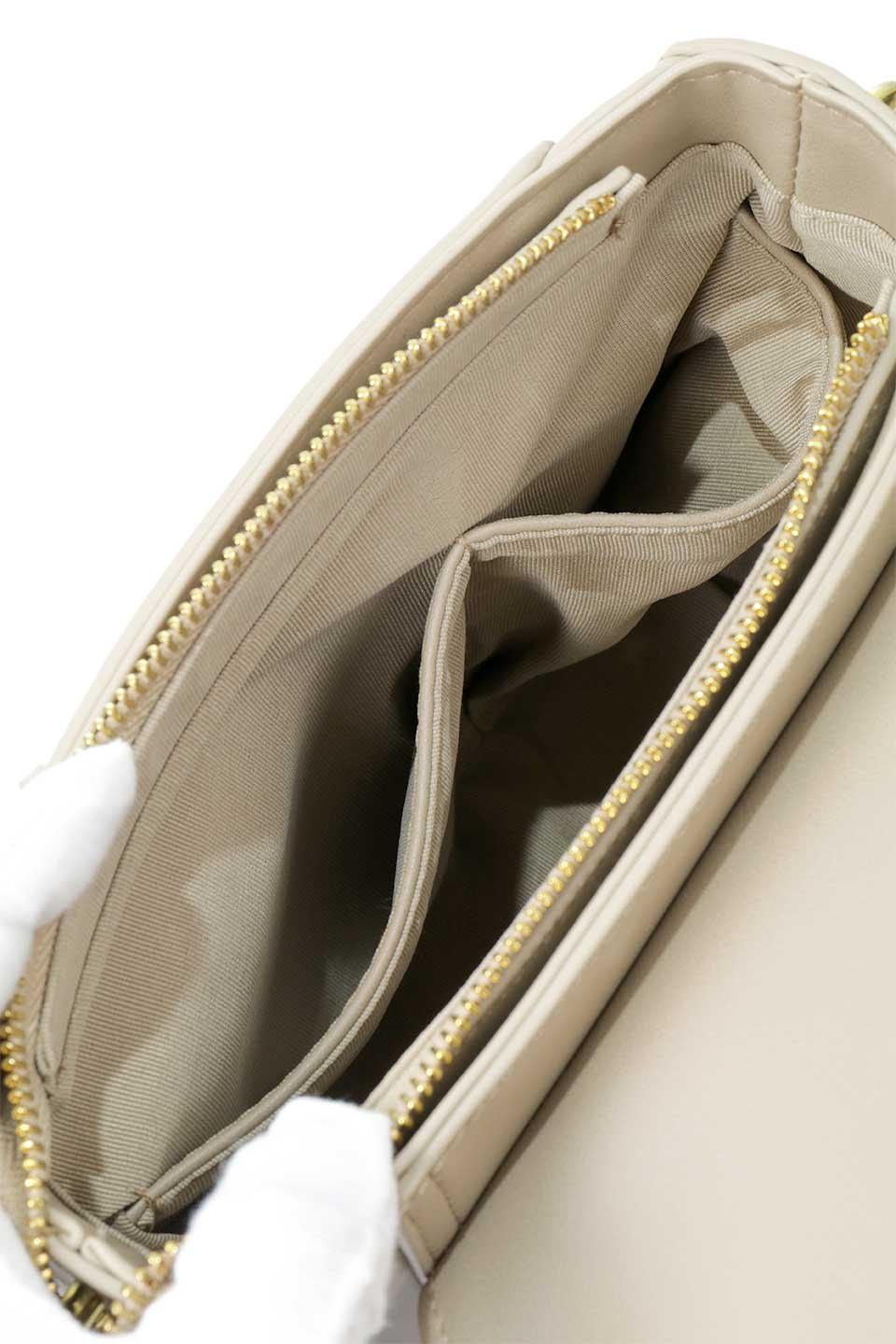meliebiancoのDarlene(Mushroom)ヴィンテージ風・ショルダーバッグ/海外ファッション好きにオススメのインポートバッグとかばん、MelieBianco（メリービアンコ）のバッグやショルダーバッグ。ダレルンは高品質なレザーハンドバッグを製造するのと同じ技術を使用して作られたショルダーバッグ。ショルダーストラップに施されたステッチとオーバーサイズのゴールドのアクセントがモダンなデザインとヴィンテージのディテールの調和したバランスを生み出しています。/thumb-14