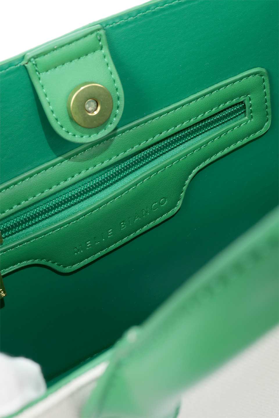 meliebiancoのLucille(Green)バイカラー・トートバッグ/海外ファッション好きにオススメのインポートバッグとかばん、MelieBianco（メリービアンコ）のバッグやトートバッグ。リサイクルされたヴィーガンレザーのハンドルとトリム、そしてキャンバス生地で作られた実用的で可愛いトートバッグ。ゆったりとした内部と幅広のショルダーストラップで、肩に食い込むことなく一日中快適でいられます。/main-9