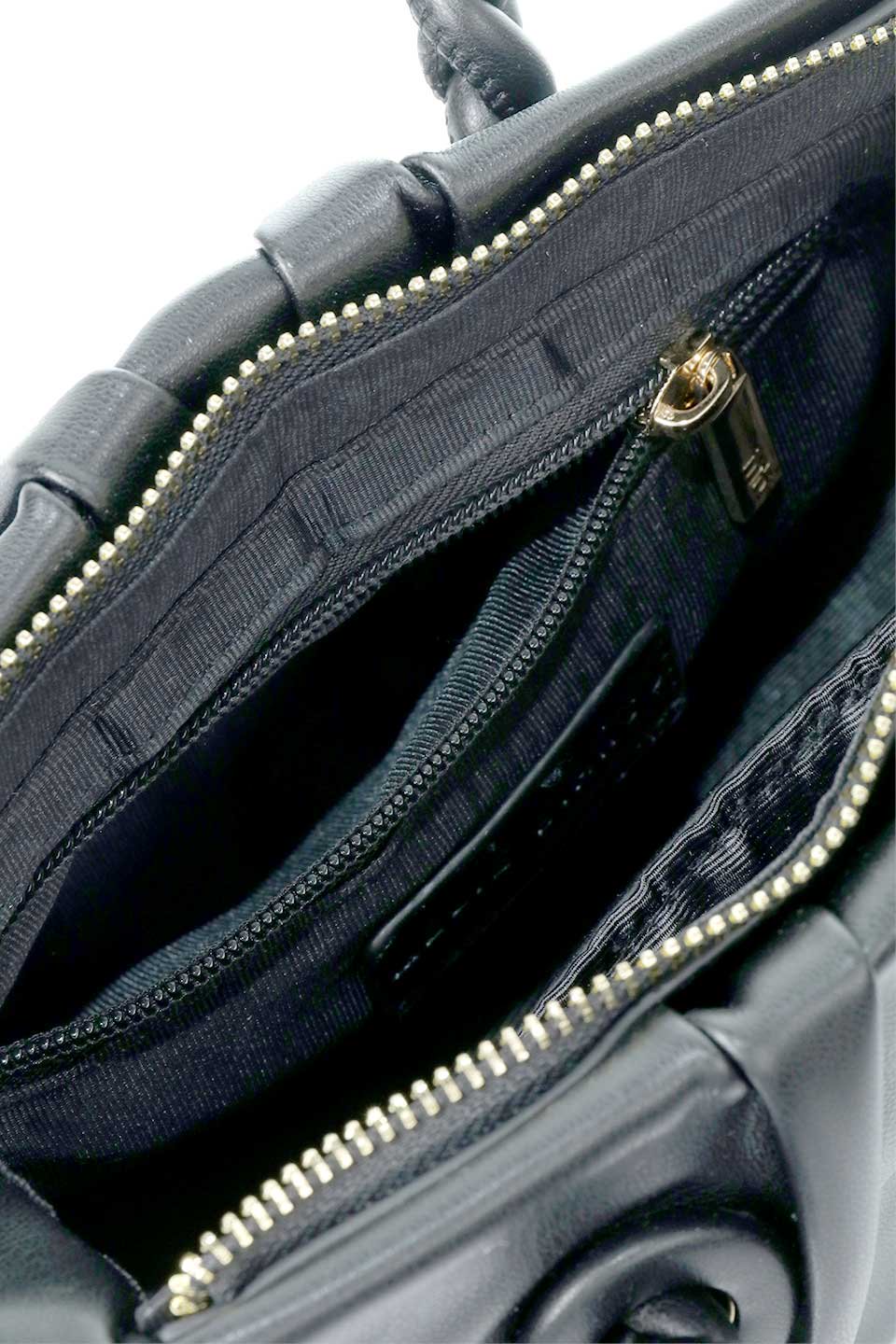 meliebiancoのGracelyn(Black)ツイストハンドル・ハンドバッグ/海外ファッション好きにオススメのインポートバッグとかばん、MelieBianco（メリービアンコ）のバッグやハンドバッグ。グレイスリンはこれからのお出かけにぴったりのハンドバッグです。編み込みのハンドルと取り外し可能なショルダーストラップが付属し様々なシーンで活躍します。/main-10