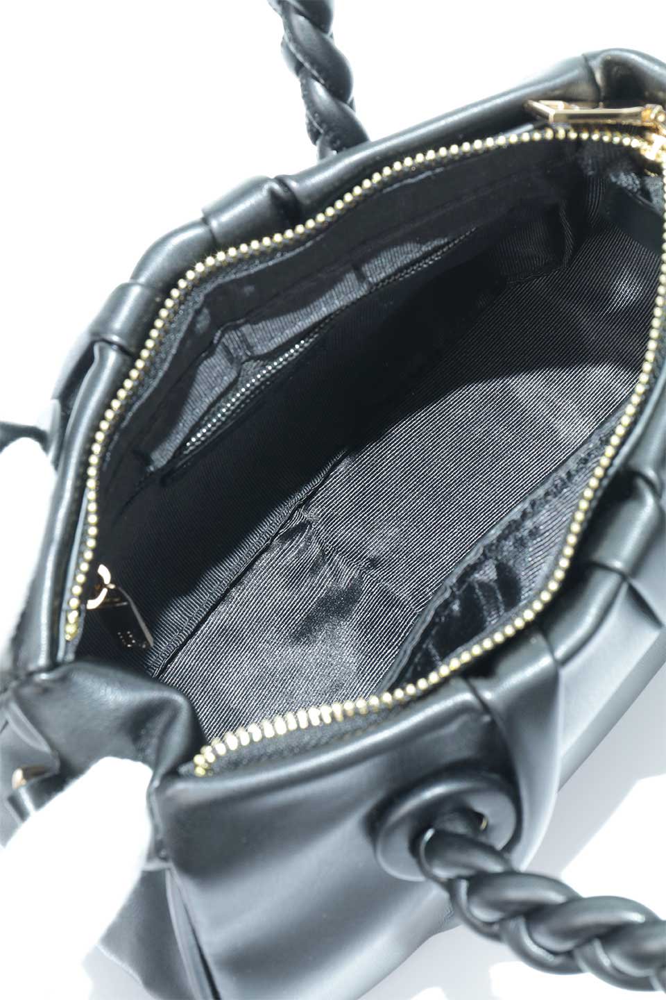 meliebiancoのGracelyn(Black)ツイストハンドル・ハンドバッグ/海外ファッション好きにオススメのインポートバッグとかばん、MelieBianco（メリービアンコ）のバッグやハンドバッグ。グレイスリンはこれからのお出かけにぴったりのハンドバッグです。編み込みのハンドルと取り外し可能なショルダーストラップが付属し様々なシーンで活躍します。/thumb-9