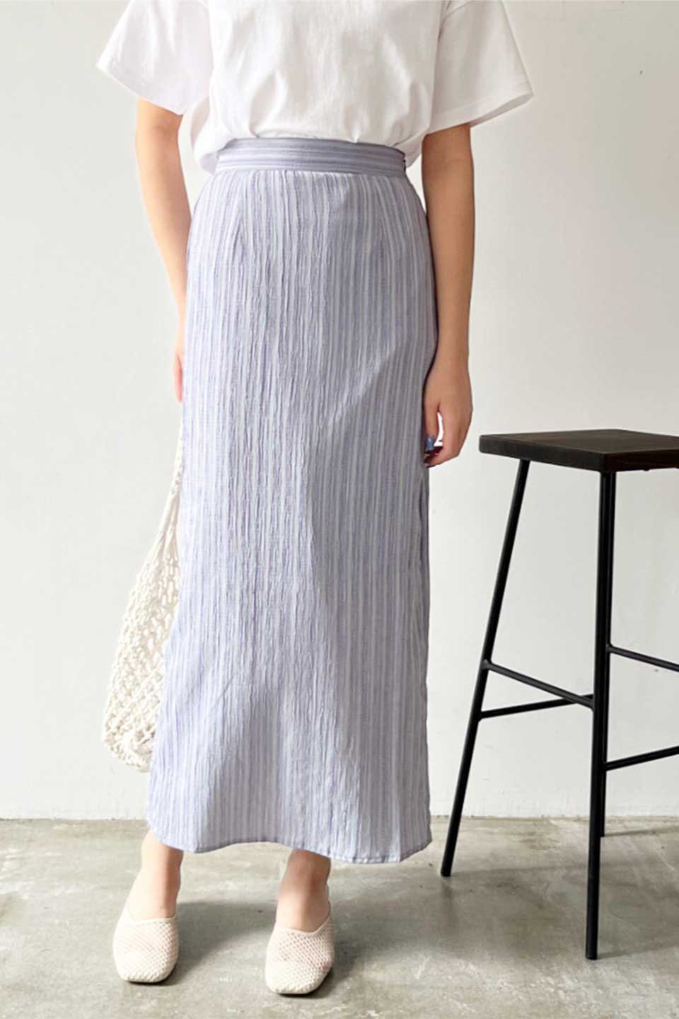 StripedCrepeTightSkirt楊柳ストライプ・タイトスカート大人カジュアルに最適な海外ファッションのothers（その他インポートアイテム）のボトムやスカート。Ｉラインシルエットが体をスッキリと美しく見せてくれるスカート。ストライプ風のデザインが女性らしい印象を演出しています。/thumb-24