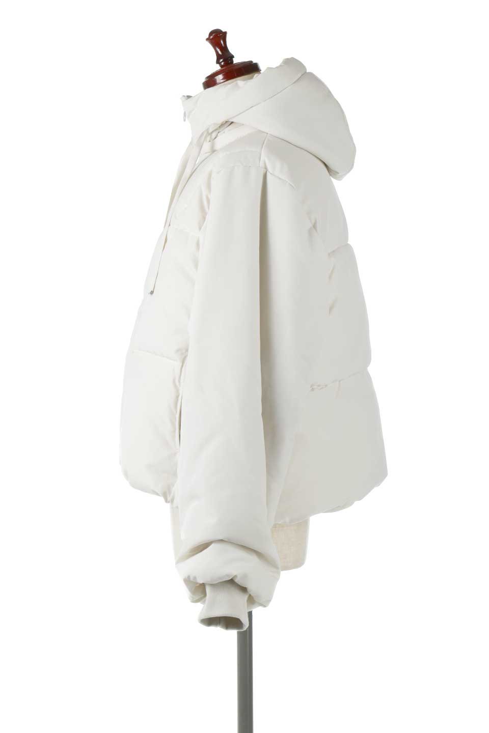 SORONAShortPufferJacketソロナ中綿・ショートジャケット大人カジュアルに最適な海外ファッションのothers（その他インポートアイテム）のアウターやジャケット。ボリューミーだけど着ぶくれしない。デュポン社の新素材を使用した中綿ジャケット。/thumb-2