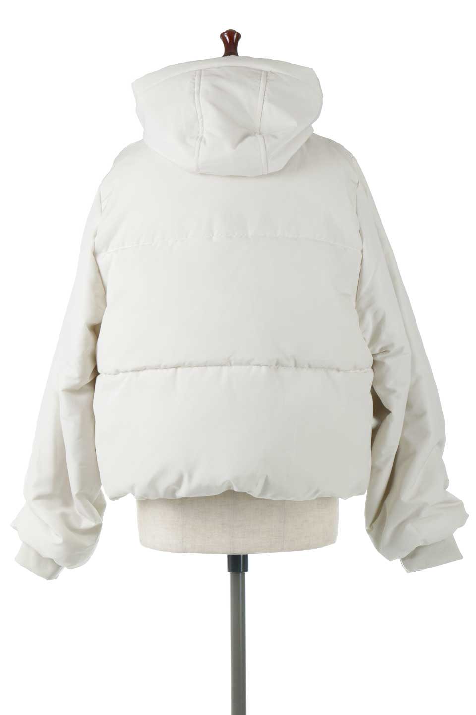 SORONAShortPufferJacketソロナ中綿・ショートジャケット大人カジュアルに最適な海外ファッションのothers（その他インポートアイテム）のアウターやジャケット。ボリューミーだけど着ぶくれしない。デュポン社の新素材を使用した中綿ジャケット。/thumb-4